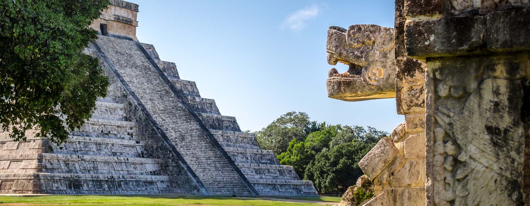familia en un bote en un tour en cancun