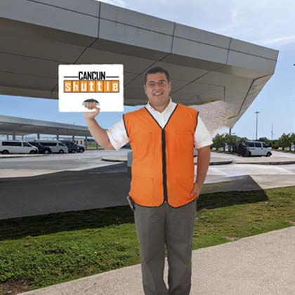 Representante de cancunshuttle sosteniendo un letrero